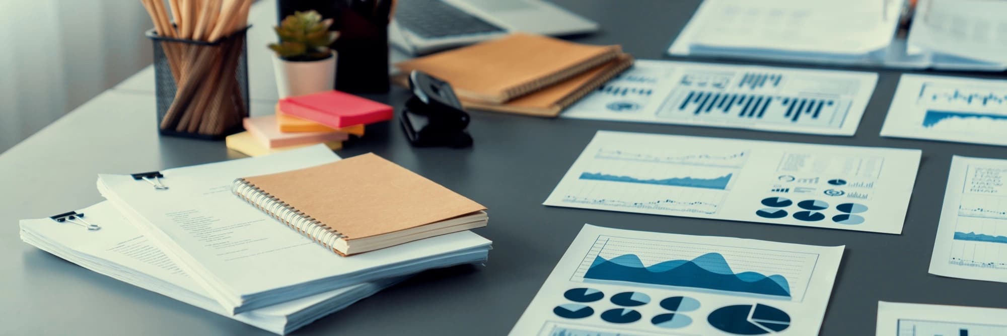 Analyse de documents financiers sur un bureau.