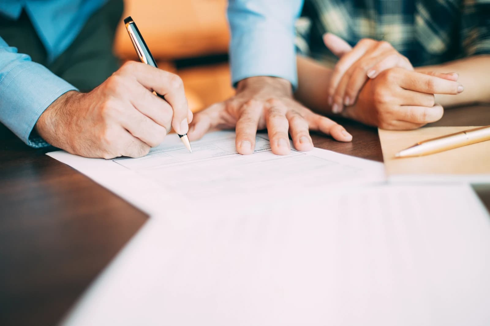 Signature d’un dossier de financement.