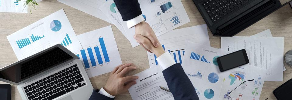 dirigeant-signant-financement-reprise-entreprise-avec-conseiller-bancaire